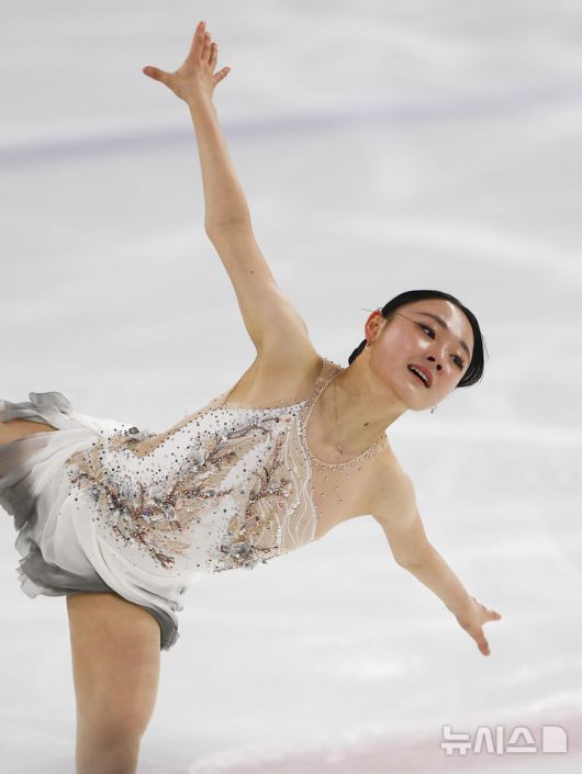 [서울=뉴시스] 김근수 기자 = 피겨 스케이팅 김채연(경기도빙상경기연맹) 30일 서울 양천구 목동 아이스링크에서 열린 2025 KB금융 전국남녀 피겨스케이팅 회장배 랭킹대회 여자 시니어부문 프리스케이팅에서 연기를 선보이고 있다.이번 대회는 2026 ISU 사대륙 피겨스케이팅 선수권대회 파견선수 선발전과 2026 밀라노 코르티나 동계올림픽대회 1차 선발전, 2026/27 국가대표 1차 선발전으로 진행된다. 2025.11.30. ks@newsis.com