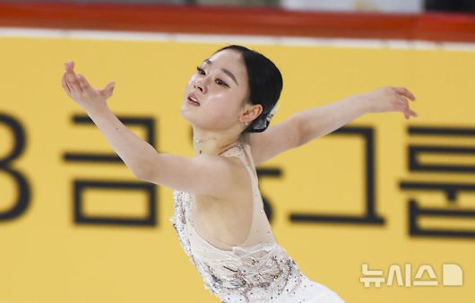 [서울=뉴시스] 김근수 기자 = 피겨 스케이팅 김채연(경기도빙상경기연맹) 30일 서울 양천구 목동 아이스링크에서 열린 2025 KB금융 전국남녀 피겨스케이팅 회장배 랭킹대회 여자 시니어부문 프리스케이팅에서 연기를 선보이고 있다. 2025.11.30. ks@newsis.com