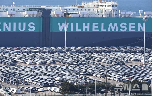 [평택=뉴시스] 김종택기자 = 사진은 지난 1일 경기 평택항 자동차전용부두에 수출용 차량이 세워져 있는 모습. 2025.12.01. jtk@newsis.com