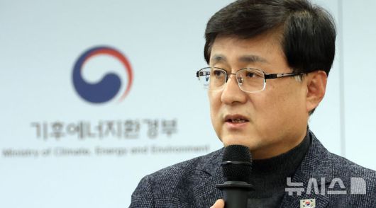 [세종=뉴시스] 강종민 기자 = 김성환 기후에너지환경부 장관이 지난 1일 세종시 정부세종청사에서 열린 출입기자 간담회에서 주요 정책과 현안을 설명하고 있다. 2025.12.02. ppkjm@newsis.com