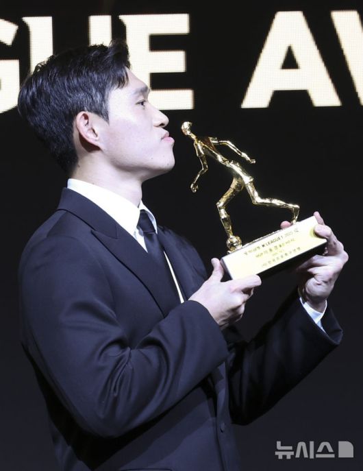 [서울=뉴시스] 김근수 기자 = K리그1 MVP로 선정된 울산HD 이동경이 1일 서울 서대문구 스위스 그랜드호텔에서 열린 하나은행 K리그 2025 대상 시상식에서 트로피에 키스를 하고 있다. 2025.12.01. ks@newsis.com