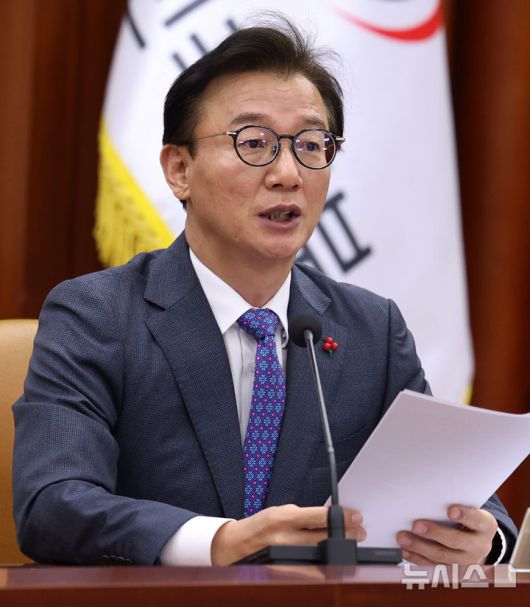 [서울=뉴시스] 추상철 기자 = 전재수 해양수산부 장관이 2일 오전 서울 종로구 정부서울청사에서 열린 경제관계장관회의 겸 물가관계장관회의에서 발언하고 있다. 2025.12.02. scchoo@newsis.com