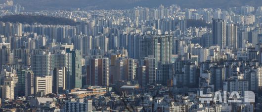 서울 중구 남산에서 시내 아파트가 보이고 있다. 뉴시스 자료사진.
