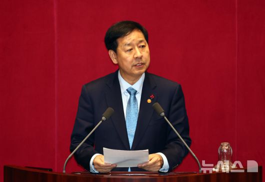 [서울=뉴시스] 김명년 기자 = 구윤철 경제부총리 겸 기획재정부 장관이 지난 2일 오후 서울 여의도 국회에서 열린 본회의에서 법인세법 일부개정법률안 및 교육세법 일부개정법률안에 대한 제안설명하고 있는 모습. 2025.12.02. kmn@nwsis.com