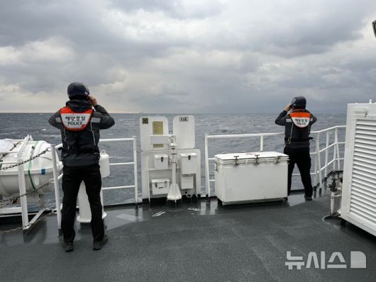 [제주=뉴시스] 제주해양경찰서가 3일 오전 제주 해상에서 실종 선원을 수색하고 있다. (사진=제주해양경찰서 제공) 2025.12.03. photo@newsis.com