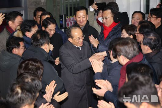 [의왕=뉴시스] 권창회 기자 = 국회의 12·3 비상계엄 해제 의결 방해 의혹을 받는 추경호 전 국민의힘 원내대표가 지난 3일 오전 영장이 기각돼 경기 의왕시 서울구치소를 나서며 의원들과 인사하고 있다. 2025.12.03. kch0523@newsis.com