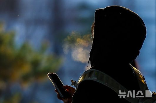 [서울=뉴시스] 정병혁 기자 = 영하권 날씨를 보인 3일 서울 중구 서울역에서 두꺼운 옷차림을 한 시민들이 입김을 내뿜으며 있다. 2025.12.03. jhope@newsis.com