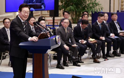 [서울=뉴시스] 최동준 기자 = 이재명 대통령이 3일 청와대 영빈관에서 열린  '새롭게 선 민주주의, 그 1년' 외신 기자회견에서 질문에 답변하고 있다. 2025.12.03. photocdj@newsis.com