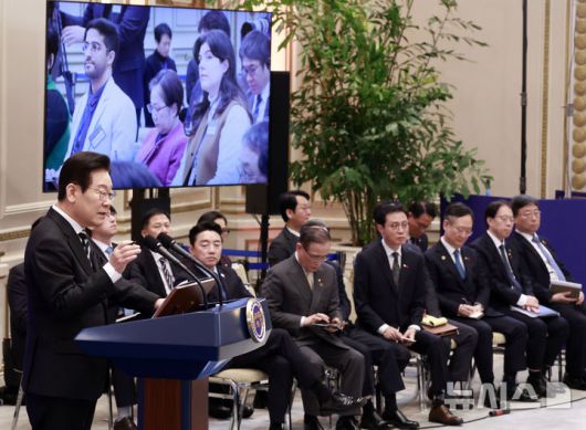 [서울=뉴시스] 최동준 기자 = 이재명 대통령이 3일 청와대 영빈관에서 열린  '새롭게 선 민주주의, 그 1년' 외신 기자회견에서 질문에 답변하고 있다. 2025.12.03. photocdj@newsis.com