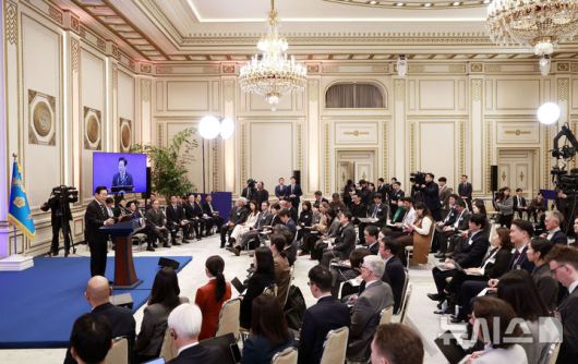 [서울=뉴시스] 최동준 기자 = 이재명 대통령이 3일 청와대 영빈관에서 열린 '새롭게 선 민주주의, 그 1년' 외신 기자회견에서 질문에 답변하고 있다. 2025.12.03. photocdj@newsis.com