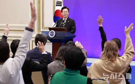 [서울=뉴시스] 최동준 기자 = 이재명 대통령이 3일 청와대 영빈관에서 열린 '새롭게 선 민주주의, 그 1년' 외신 기자회견에서 질문을 받고 있다. 2025.12.03. photocdj@newsis.com