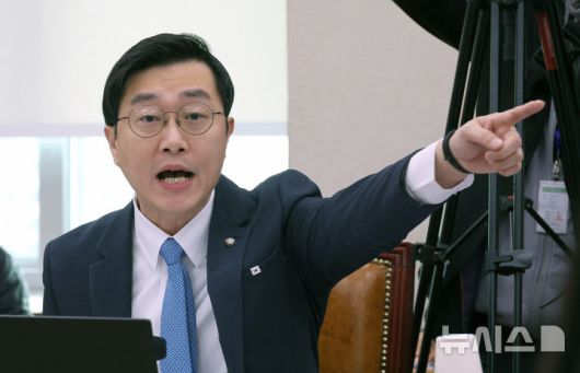 [서울=뉴시스] 김금보 기자 = 성추행 의혹에 대해 경찰 조사를 받는 장경태 더불어민주당 의원이 3일 서울 여의도 국회에서 열린 전체회의에서 신동욱 국민의힘 의원의 관련 발언에 대해 항의하고 있다. 2025.12.03. kgb@newsis.com