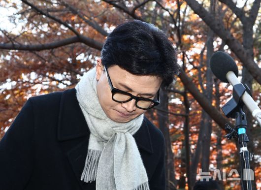 [서울=뉴시스] 김명년 기자 = 한동훈 국민의힘 전 대표가 지난달 3일 오후 서울 여의도 국회 경내에서 열린 12.3 비상계엄 1주년 기자회견에서 고개 숙여 사과하고 있다. 2025.12.03. kmn@newsis.com