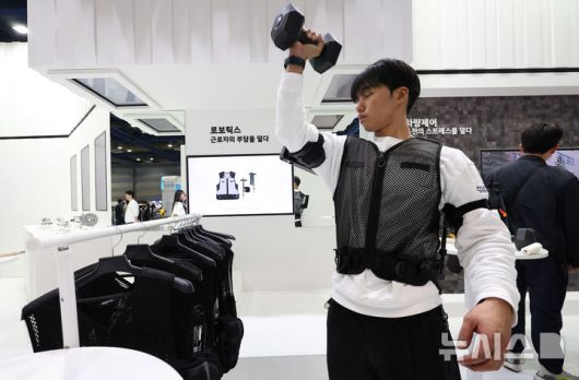 [서울=뉴시스] 김선웅 기자 = 3일 서울 강남구 코엑스에서 열린 2025 코리아 테크 페스티벌 현대차그룹 부스에서 관계자가 로보틱스랩의 산업용 웨어러블 로봇 '엑스블 숄더'를 시연하고 있다. 2025.12.03. mangusta@newsis.com