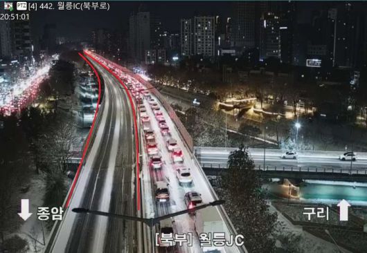 [서울=뉴시스]4일 오후 8시52분 서울 북부간선로 종암JC 방향 묵동IC→월릉JC 구간이 도로결빙으로 전면 통제 중이다. (사진=서울시 교통정보센터) 2025.12.04 photo@newsis.com *재판매 및 DB 금지