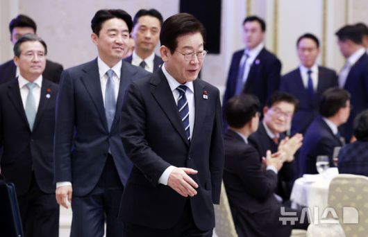 [서울=뉴시스] 최동준 기자 = 이재명 대통령이 4일 청와대 영빈관에서 열린 산업 역군 초청 오찬 행사에 입장하고 있다.이번 행사는 무역의 날을 맞아 조선, 자동차, 섬유, 전자, 기계, 방산, 해운 등에서 대한민국 경제발전에 헌신해 온 산업 역군들을 재조명하고 그들의 노고에 대한 감사를 전하기 위해 마련됐다. 2025.12.04. photocdj@newsis.com