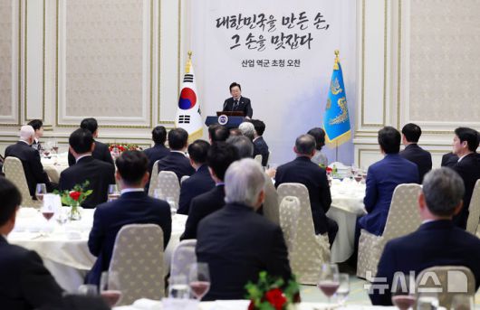 [서울=뉴시스] 최동준 기자 = 이재명 대통령이 4일 청와대 영빈관에서 열린 산업 역군 초청 오찬 행사에서 발언하고 있다.이번 행사는 무역의 날을 맞아 조선, 자동차, 섬유, 전자, 기계, 방산, 해운 등에서 대한민국 경제발전에 헌신해 온 산업 역군들을 재조명하고 그들의 노고에 대한 감사를 전하기 위해 마련됐다. 2025.12.04. photocdj@newsis.com