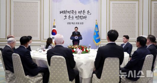 [서울=뉴시스] 최동준 기자 = 이재명 대통령이 4일 청와대 영빈관에서 열린 산업 역군 초청 오찬 행사에서 발언하고 있다.이번 행사는 무역의 날을 맞아 조선, 자동차, 섬유, 전자, 기계, 방산, 해운 등에서 대한민국 경제발전에 헌신해 온 산업 역군들을 재조명하고 그들의 노고에 대한 감사를 전하기 위해 마련됐다. 2025.12.04. photocdj@newsis.com