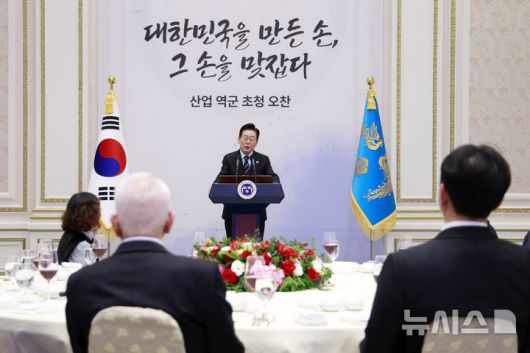 [서울=뉴시스] 최동준 기자 = 이재명 대통령이 4일 청와대 영빈관에서 열린 산업 역군 초청 오찬 행사에서 발언하고 있다.이번 행사는 무역의 날을 맞아 조선, 자동차, 섬유, 전자, 기계, 방산, 해운 등에서 대한민국 경제발전에 헌신해 온 산업 역군들을 재조명하고 그들의 노고에 대한 감사를 전하기 위해 마련됐다. 2025.12.04. photocdj@newsis.com