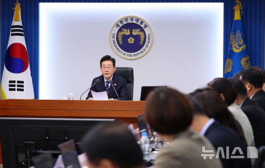 [서울=뉴시스] 고범준 기자 = 이재명 대통령이 4일 서울 용산 대통령실 청사에서 열린 수석보좌관회의에서 발언하고 있다. (대통령실통신사진기자단) 2025.12.04. bjko@newsis.com