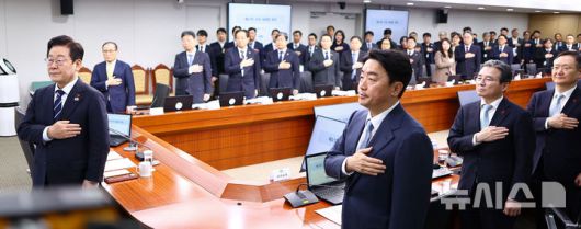 [서울=뉴시스] 고범준 기자 = 이재명 대통령이 4일 서울 용산 대통령실 청사에서 열린 수석보좌관회의에서 참석자들과 국민의례를 하고 있다. (대통령실통신사진기자단) 2025.12.04. bjko@newsis.com