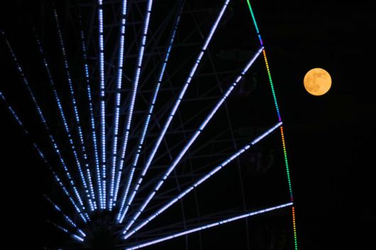 [니코시아=AP/뉴시스] 4일(현지 시간) 키프로스 니코시아 도심에서 올해 마지막 보름달인 슈퍼문이 크리스마스 마켓 대관람차 뒤로 떠오르고 있다. 2025.12.05.