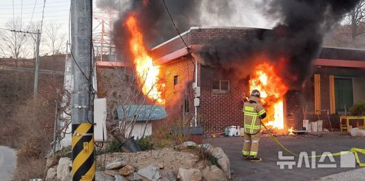 [울진=뉴시스] 안병철 기자 = 지난 4일 오전 7시16분께 경북 울진군 북면 한 주택에서 화재가 발생했다.(사진=경북소방본부 제공) 2025.12.05. photo@newsis.com