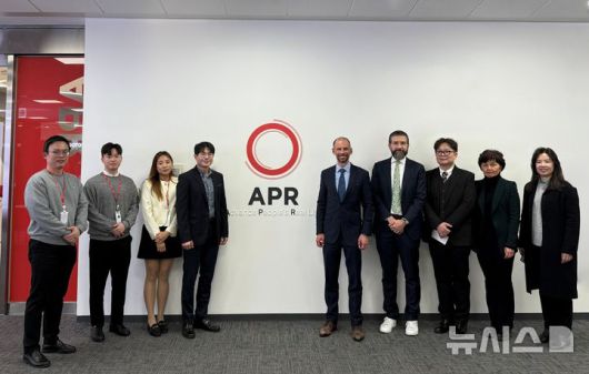 [서울=뉴시스] 에이피알 관계자가 4일 서울 송파구 에이피알 본사를 찾은 세계지식재산기구(WIPO) 관계자와 기념 사진을 촬영하고 있다. (사진=에이피알 제공) 2025.12.05. photo@newsis.com
