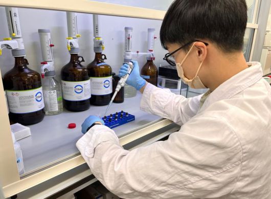 [대전=뉴시스] 임업진흥원 관계자가 잔류농약 검사를 하고 있다.(사진=임업진흥원 제공) *재판매 및 DB 금지