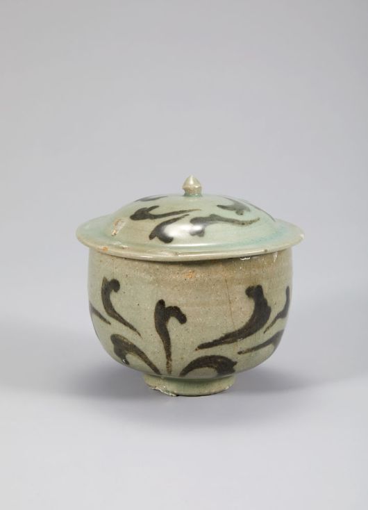 [서울=뉴시스] 태안선 출수, 청자 뚜껑 있는 풀무늬 잔(사진=국가유산청 제공) 2025.12.05. photo@newsis.com *재판매 및 DB 금지