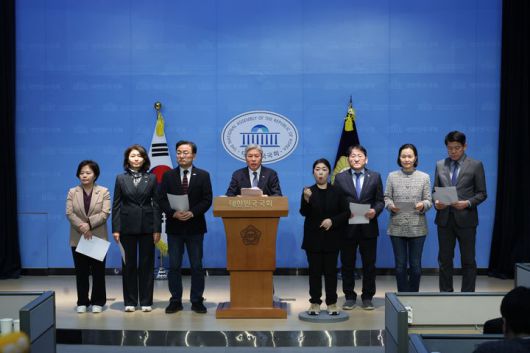 [서울=뉴시스]조국혁신당은 5일 국회 소통관에서 '내란전담재판부법 긴급 의총 기자회견'을 진행했다. (사진=서왕진 조국혁신당 원내대표실  제공) 2025.12.05. photo@newsis.com *재판매 및 DB 금지