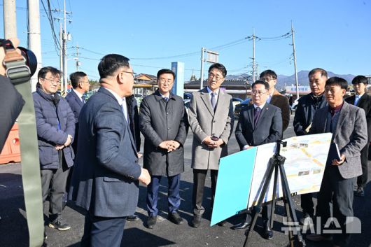 [완주=뉴시스] 5일 완주군 봉동읍 완주로 건전마을에서 완주군의회와 국민권익위원회, 전주국토관리사무소 등 관계자가 참석한 가운데 교통문제 해결을 위한 설명을 하고 있다. (사진= 완주군의회 제공) 2025.12.05 *재판매 및 DB 금지