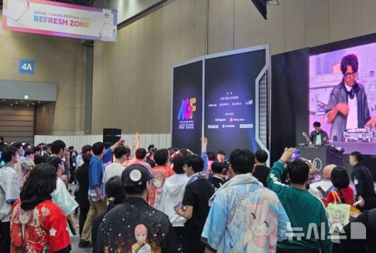 [고양=뉴시스] 김윤영 수습기자 = 관람객들이 5일 오후 일산 'AGF 2025'의 'DJ Kazu' 무대에서 춤을 추며 음악을 즐기고 있다. 2025.12.05. youn@newsis.com