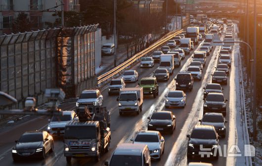 [서울=뉴시스] 김선웅 기자 = 5일 서울 강변북로에서 전날 내린 눈과 낮아진 기온으로 발생한 빙판으로 인해 차량이 서행하고 있다. 2025.12.05. mangusta@newsis.com