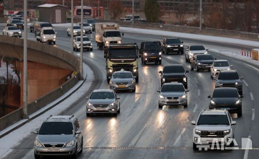 [서울=뉴시스] 김선웅 기자 = 5일 서울 강변북로에서 전날 내린 눈과 낮아진 기온으로 발생한 빙판으로 인해 차량이 서행하고 있다. 2025.12.05. mangusta@newsis.com