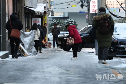 [서울=뉴시스] 권창회 기자 = 폭설 후 한파로 도로 곳곳이 얼어붙은 5일 오전 서울 중구 충무로역 인근에서 시민들이 빙판길을 조심히 걷고 있다. 2025.12.05. kch0523@newsis.com