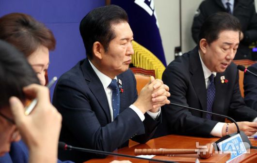 [서울=뉴시스] 조성봉 기자 = 정청래 더불어민주당 대표가 5일 오전 서울 여의도 국회에서 열린 최고위원회의에서 잠시 생각에 잠겨있다. 2025.12.05. suncho21@newsis.com