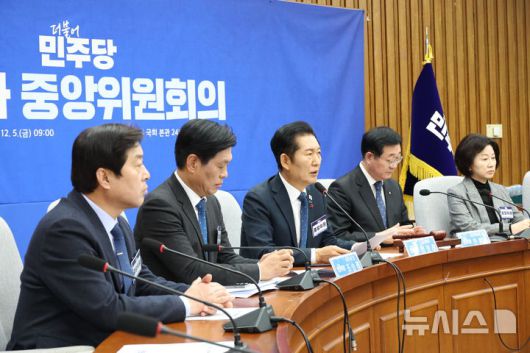 [서울=뉴시스] 김금보 기자 = 정청래 더불어민주당 대표가 5일 서울 여의도 국회에서 열린 제3차 중앙위원회의에서 발언을 하고 있다. 2025.12.05. kgb@newsis.com