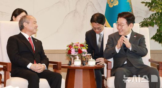 [서울=뉴시스] 고범준 기자 = 이재명 대통령이 5일 서울 용산 대통령실 청사에서 손정의 소프트뱅크그룹 회장 접견에 앞서 악수하고 있다. 2025.12.05. bjko@newsis.com