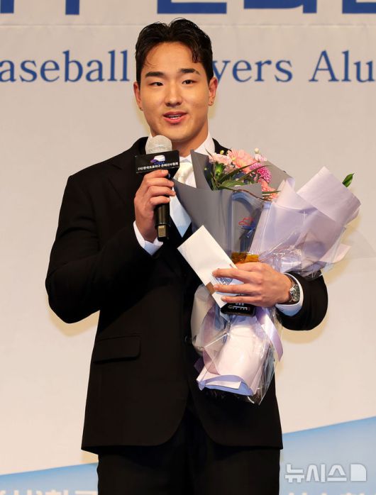 [서울=뉴시스] 홍효식 기자 = 5일 서울 강남구 호텔 리베라 청담 베르사이유 홀에서 열린 2025 한국프로야구 은퇴선수의 날에서 KT 위즈 안현민 선수가 최고의 신인상을 수상한 뒤 소감을 밝히고 있다. 2025.12.05. yesphoto@newsis.com