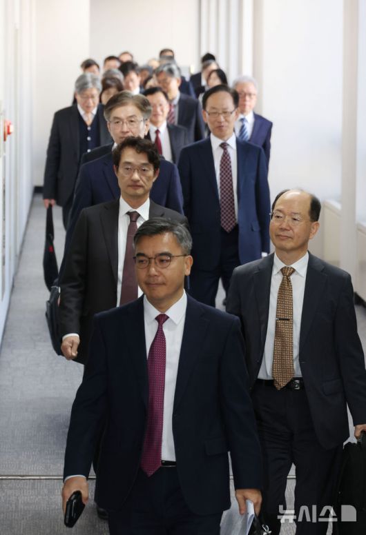 [서울=뉴시스] 김선웅 기자 = 전국의 각급 법원장들이 5일 서울 서초구 대법원에서 열린 전국법원장회의에 참석하고 있다. (공동취재) 2025.12.05. photo@newsis.com