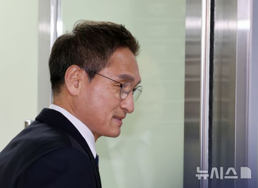 [서울=뉴시스] 배훈식 기자 = 안권섭 특별검사가 6일 오전 서울 서초구 관봉권 띠지 폐기 의혹 및 쿠팡 퇴직금 불기소 외압 의혹 진상규명을 위한 특검 사무소에서 열린 현판식에서 취재진의 질문을 뒤로 한채 들어가고 있다. 2025.12.06. dahora83@newsis.com