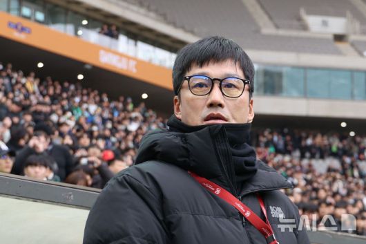 [서울=뉴시스] 권창회 기자 = 이정효 광주FC 감독이 6일 오후 서울 마포구 서울월드컵경기장에서 열린 광주FC와 전북현대의 2025 하나은행 코리아컵 결승전에서 그라운드를 바라보고 있다. 2025.12.06. kch0523@newsis.com