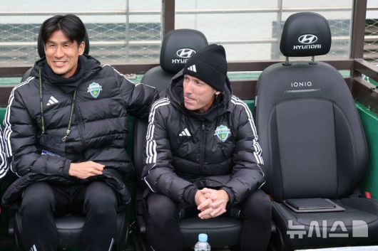 [서울=뉴시스] 권창회 기자 = 타노스 전북현대 코치가 6일 오후 서울 마포구 서울월드컵경기장에서 열린 광주FC와 전북현대의 2025 하나은행 코리아컵 결승전에서 그라운드를 바라보고 있다. 2025.12.06. kch0523@newsis.com