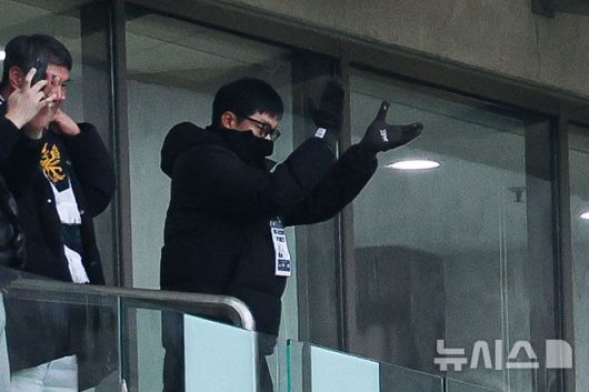 [서울=뉴시스] 권창회 기자 = 이정효 광주FC 감독이 지난 6일 오후 서울 마포구 서울월드컵경기장에서 열린 광주FC와 전북현대의 2025 하나은행 코리아컵 결승전에서 프리드욘슨의 동점골에 박수치고 있다. 2025.12.06. kch0523@newsis.com