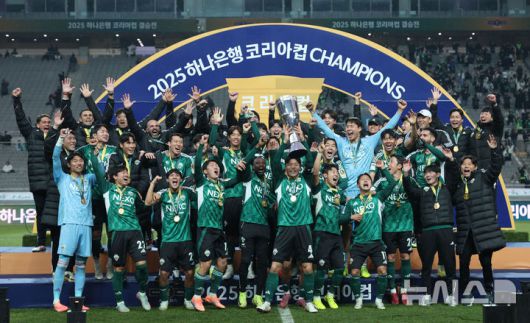 [서울=뉴시스] 권창회 기자 = 6일 오후 서울 마포구 서울월드컵경기장에서 열린 광주FC와 전북현대의 2025 하나은행 코리아컵 결승전에서 2대 1로 승리한 거스 포옛 전북현대 감독을 비롯한 선수들이 우승트로피를 들어올리고 있다. 2025.12.06. kch0523@newsis.com