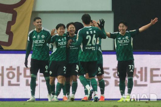 [서울=뉴시스] 권창회 기자 = 전북현대 이승우가 6일 오후 서울 마포구 서울월드컵경기장에서 열린 광주FC와 전북현대의 2025 하나은행 코리아컵 결승전에서 결승골을 넣은 뒤 기뻐하고 있다. 2025.12.06. kch0523@newsis.com