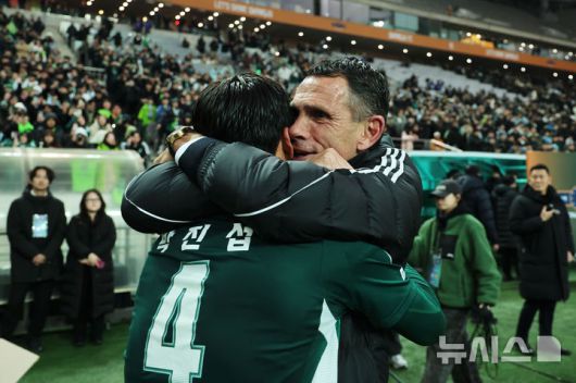 [서울=뉴시스] 권창회 기자 = 거스 포옛 전북현대 감독이 지난 6일 오후 서울 마포구 서울월드컵경기장에서 열린 광주FC와 전북현대의 2025 하나은행 코리아컵 결승전에서 우승한 뒤 주장 박진섭과 포옹하고 있다. 2025.12.06. kch0523@newsis.com