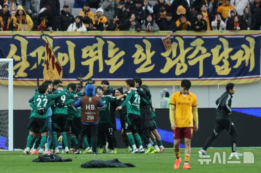 [서울=뉴시스] 권창회 기자 = 6일 오후 서울 마포구 서울월드컵경기장에서 열린 광주FC와 전북현대의 2025 하나은행 코리아컵 결승전에서 2대 1로 승리한 전북현대 선수들이 기뻐하고 있다. 2025.12.06. kch0523@newsis.com