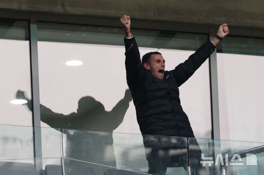 [서울=뉴시스] 권창회 기자 = 거스 포옛 전북현대 감독이 6일 오후 서울 마포구 서울월드컵경기장에서 열린 광주FC와 전북현대의 2025 하나은행 코리아컵 결승전에서 2대 1로 승리하자 포효하고 있다. 2025.12.06. kch0523@newsis.com